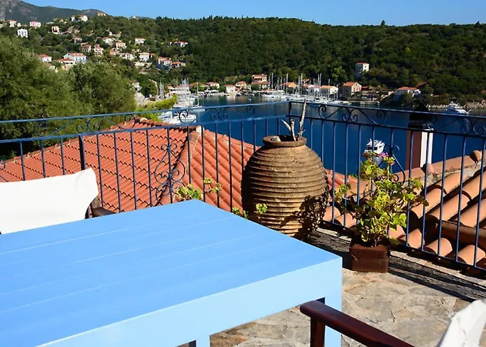 Holiday home Zaros House. Two-bedroom Traditional House With Sea Views In Kioni. Kionion