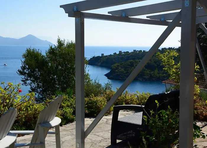 Holiday home Zaros House. Two-bedroom Traditional House With Sea Views In Kioni. Kionion