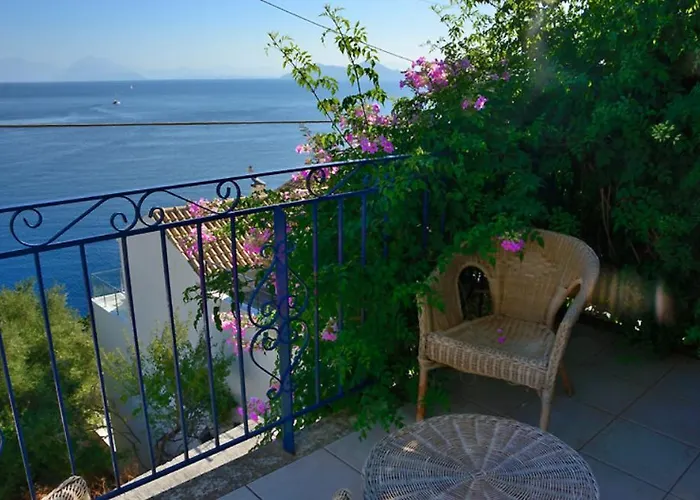 Holiday home Zaros House. Two-bedroom Traditional House With Sea Views In Kioni. Kionion