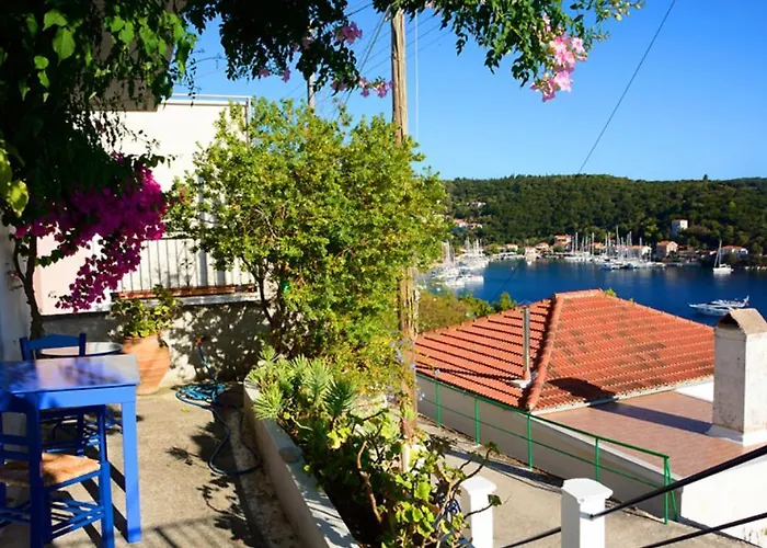 Holiday home Zaros House. Two-bedroom Traditional House With Sea Views In Kioni. Kionion