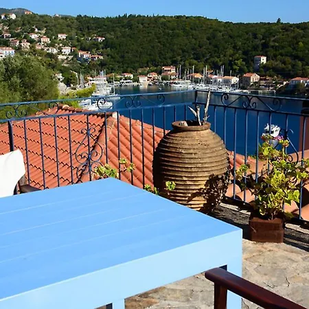 Holiday home Zaros House. Two-bedroom Traditional House With Sea Views In Kioni. Kionion