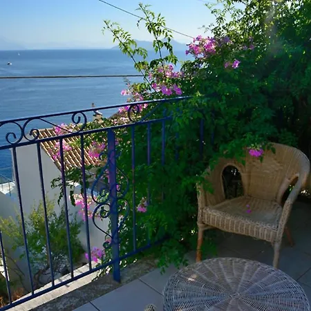 Casa de Férias Zaros House. Two-bedroom Traditional House With Sea Views In Kioni. Kionion