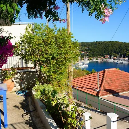 Casa de Férias Zaros House. Two-bedroom Traditional House With Sea Views In Kioni. Kionion